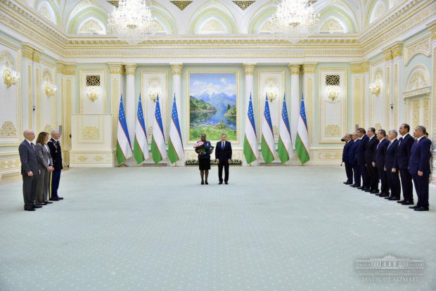 Shavkat Mirziyoyev missiyasini yakunlayotgan AQSH elchisini orden bilan taqdirladi (foto)
