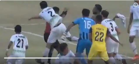 Futbolchilar belgilangan penalti uchun hakamni doʻpposlashdi (video)