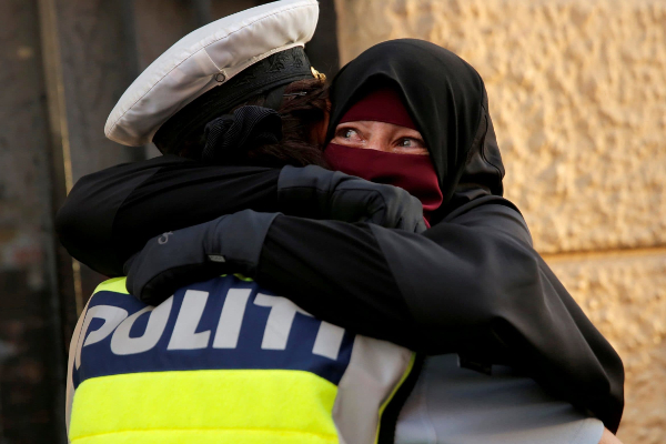Дания: муслимани қучоқлаган полициячи аёл ишдан бўшатилиши мумкин