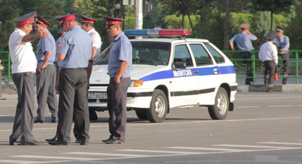 Dushanbe aeroportida politsiyachi oʻz hamkasbini oʻqqa tutdi