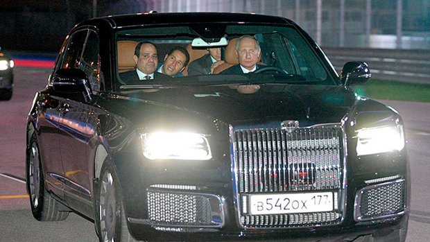 Vladimir Putin Misr prezidentini yangi limuzinida aylantirdi
