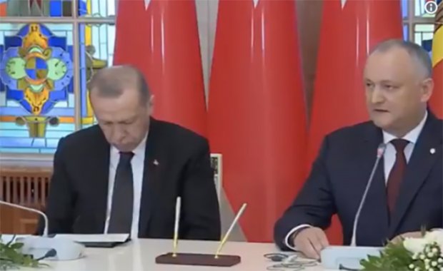 Эрдўған Молдова президенти билан учрашувда мудраб қолди (видео)