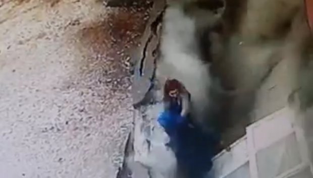 Turkiyada ikki ayolning oyog‘i ostidagi asfalt o‘pirilib tushdi (video)
