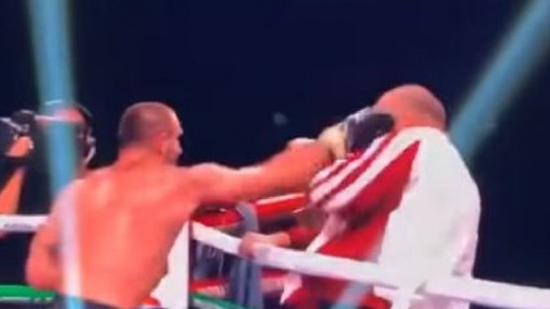 Gruziyalik bokschi o‘z murabbiyiga tashlanib qoldi (video)