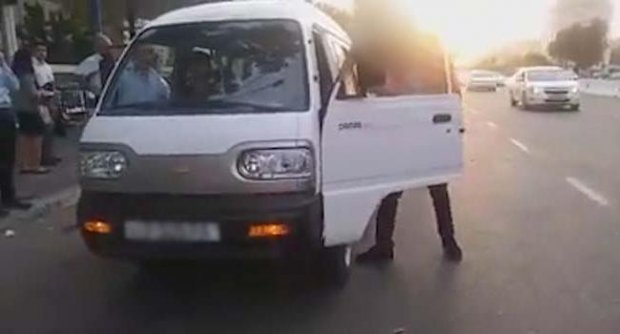 Avtobus bekatida toʻxtagan “damaschi” va “Toshshahartransxizmat” xodimining janjali (video)