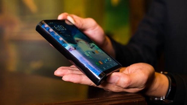 Samsung букилувчан экранли смартфони қачондан сотувга чиқади? (видео)