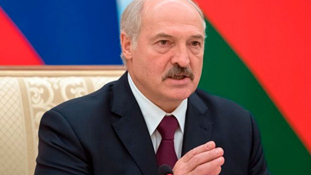 Лукашенко мансабдорларга: “Яхшиси фақирроқ, бироқ озодликда бўлинг”