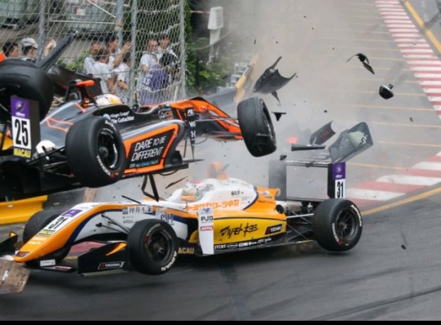 Макаодаги «Формула 3» Гран-присида авария содир бўлди (видео)
