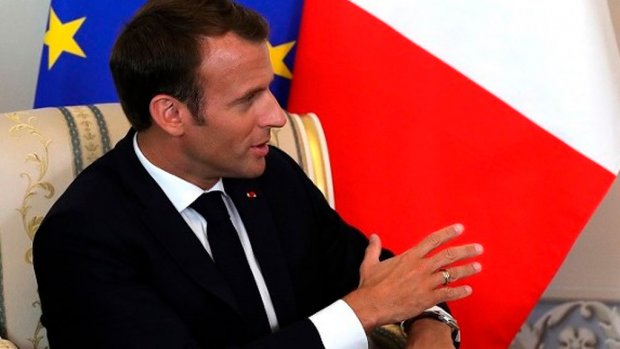 G20 sammitiga kelgan Fransiya prezidentini aeroportda hech kim kutib olmadi (video)