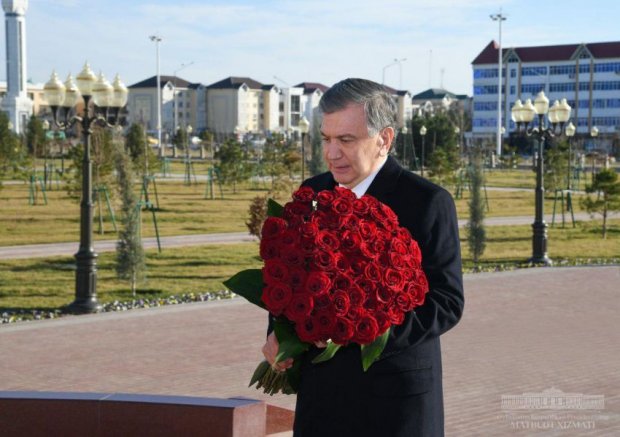 Shavkat Mirziyoyev Islom Karimov xotirasiga hurmat bajo keltirdi (foto)