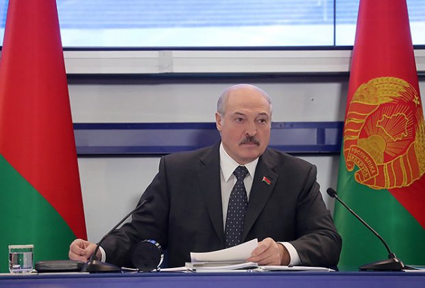 «Pul kam, mersedeslar yo‘q». Lukashenko o‘z yig‘ilishida amaldor tomonidan yozib olingan so‘zlarga izoh berdi