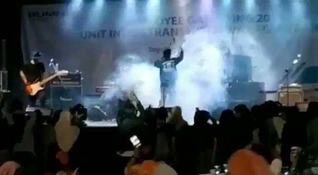 Индонезияда цунами концертдаги томошабинлар ва мусиқачиларни оқизиб кетди (видео)