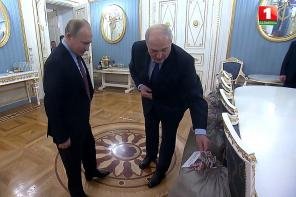 Lukashenko Putinga o‘z tomorqasidan bir necha qop kartoshka sovg‘a qildi (video)