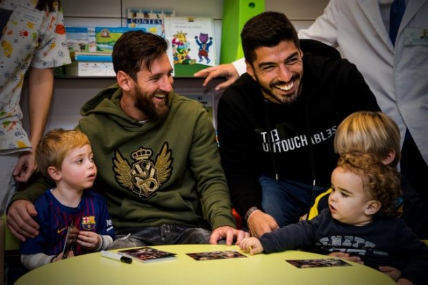 Messi va Suares bemor bolalar davrasida (foto)