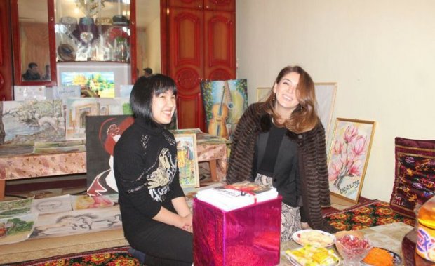 Ra’no Shodiyeva oyog‘i bilan san’at asarlari yaratayotgan rassom qiznikida mehmon bo‘ldi (foto)