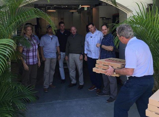 Кенжа Жорж Буш бир ойдан бери маош олмаган махфий хизмат ходимларига пицца олиб берди