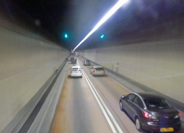 Gongkongda 4,6 mlrd dollarlik avtomobil tunneli ochildi