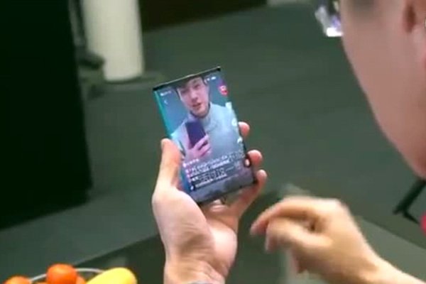 Xiaomi букилувчи смартфонни намойиш қилди (видео)