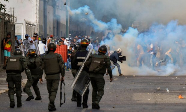 Venesuelada politsiya namoyishlarga qo‘shildi, Kuba va AQSh bayonot berdi