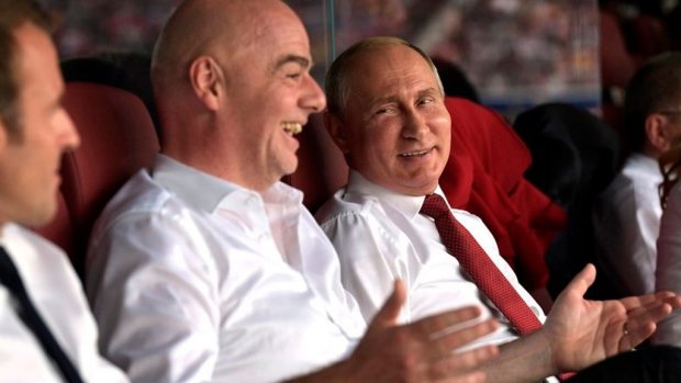 Путин ФИФА президентини “Дўстлик” ордени билан мукофотлади
