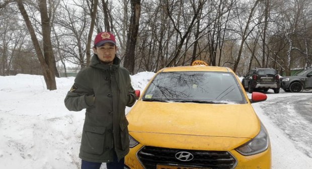 Москвада такси ҳайдовчи қирғиз йигити унутиб қолдирилган 1 млн рублни эгасига қайтарди