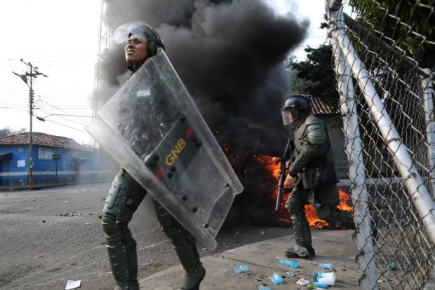 Колумбия ҳукумати Венесуэла билан чегара ёпилганини маълум қилди