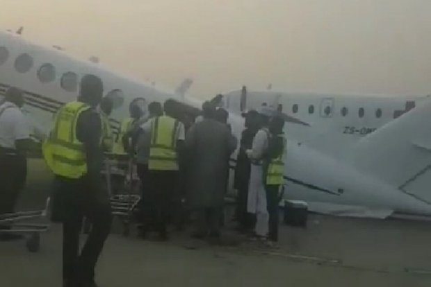 Нигерияда самолёт пуллар оғирлиги ҳисобига чўкиб қолди (видео)