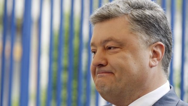 Poroshenko tashriflaridan biri vaqtida ayolning boshidan shapkasini yulib oldi (video)