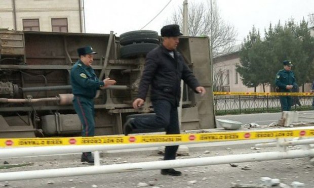 Toshkentda avtobus beton toʻsiqqa borib urildi (foto, video)