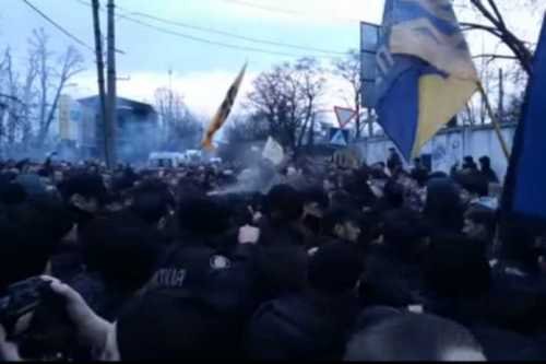 Ukrainadagi millatchilar prezident Poroshenkoni qochib qolishga majbur etdi