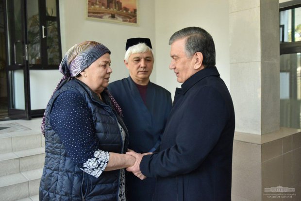 Shavkat Mirziyoyev Mirabror Usmonov oilasiga taʼziya bildirdi (foto)