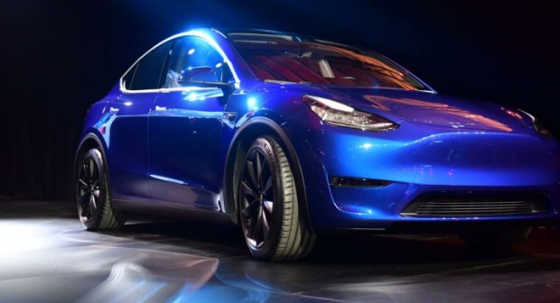 Tesla kompaniyasi eng yangi elektromobilini taqdim etdi (video)