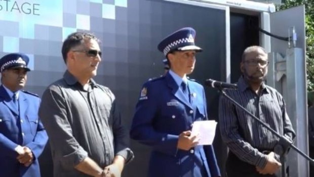 Янги Зеландиянинг юқори мартабали полициячиси терактдан сўнг кўз ёшини яширмади (видео)
