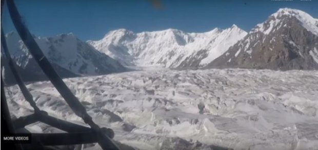 Қирғизистонда қулаган вертолётдан турист қутқариб олинди (видео)