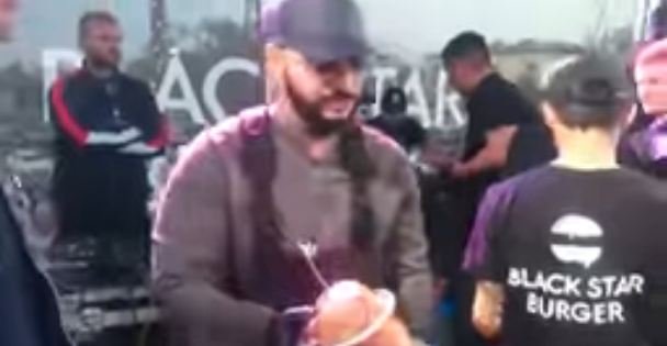 Бишкекда Тиматидан бепул бургер илинжидаги минглаб кишилар тиқилинчни юзага келтирди (видео)
