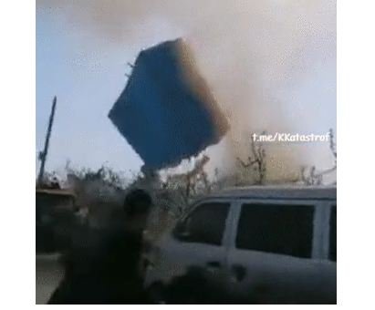 Tornado bolalar attraksionini uchirib ketdi, asabi boʻshlar koʻrmasin! (video)