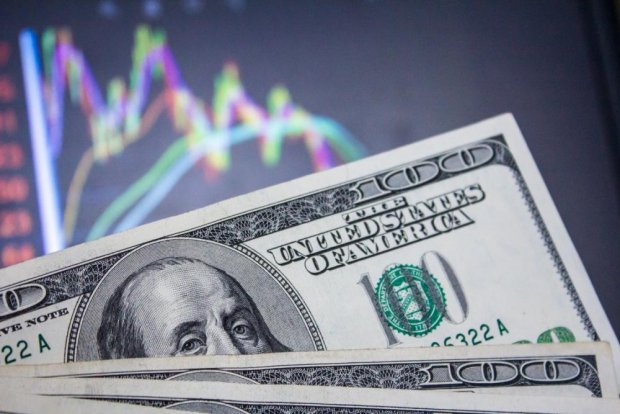 Ekspert Oʻzbekiston iqtisodiyotining dollarlashuvi xatarlari haqida gapirdi
