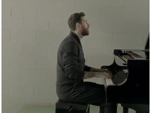 Mashhur jahon yulduzi pianino chalishni qanchalik uddalamoqda? (video)