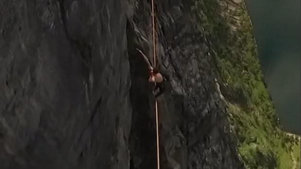 Дорбоз 900 метр баландликдаги арқондан йиқилди (видео)
