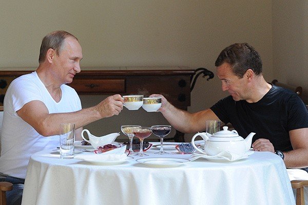 Путин ва Медведев 2018 йилда қанча даромад олгани маълум бўлди