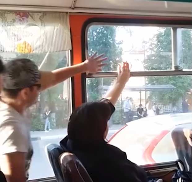 Автобус ойнаси устидаги шовқинсиз "жанжал" (видео)