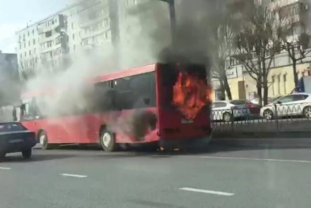 Қозонда ичида 40 нафар йўловчиси бўлган автобус ёниб кетди (видео)
