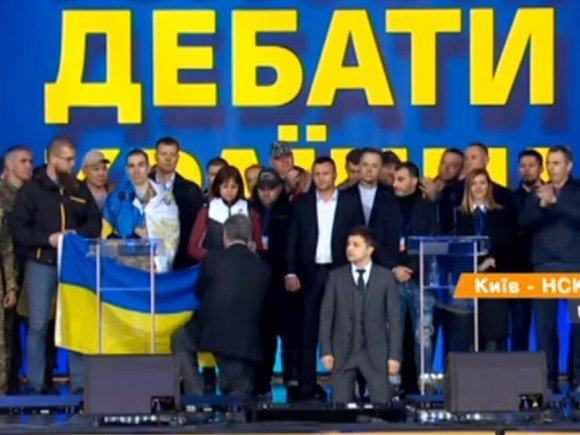Poroshenko va Zelenskiy Ukraina xalqi oldida tiz cho‘kdi (video)