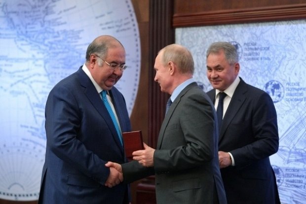 Владимир Путин Алишер Усмоновни медаль билан тақдирлади