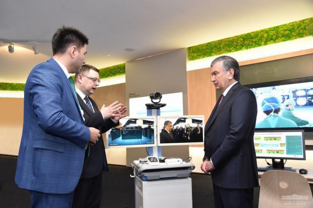 Shavkat Mirziyoyev Huawei'ning Innovatsiyalar markaziga bordi (foto)