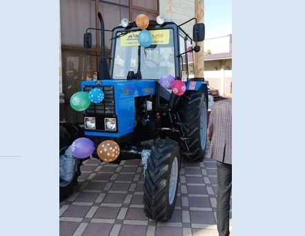 100 yoshli Olmaliqlik urush faxriysiga traktor sovg‘a qilindi (foto)