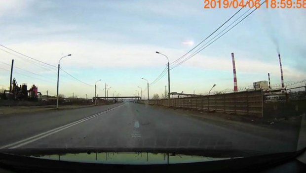 Rossiyaning Krasnoyarsk o‘lkasi osmonidan meteorit uchib o‘tdi (video)