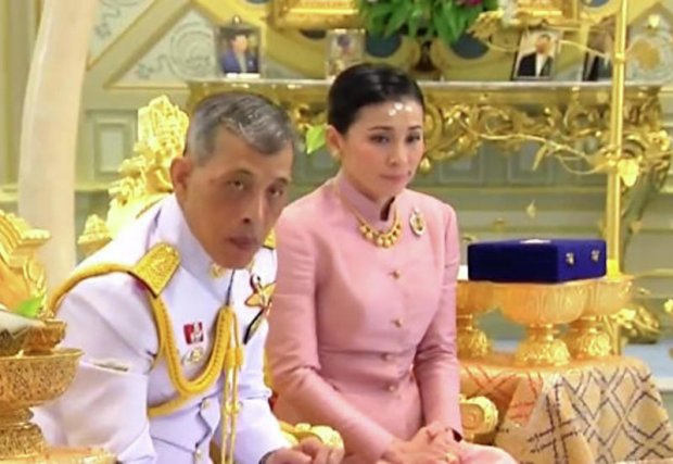 Tayland qiroli o‘z tansoqchisi bo‘lgan general ayolga uylandi (video)