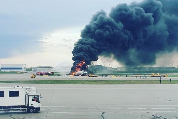 Москвадаги Шереметьево аэропортида йўловчи самолёт ёниб кетди (видео)