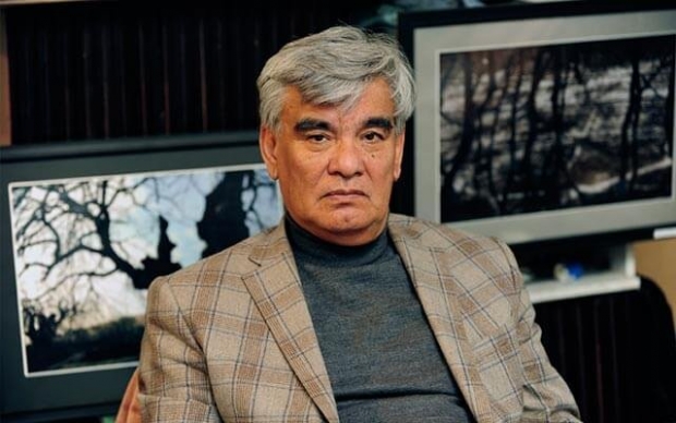 Усмон Азим: «Ўзбек тилида гапиришни хоҳламайдиган намоёндалар унвонидан «Ўзбекистон» сўзини олиб ташлаш керак»